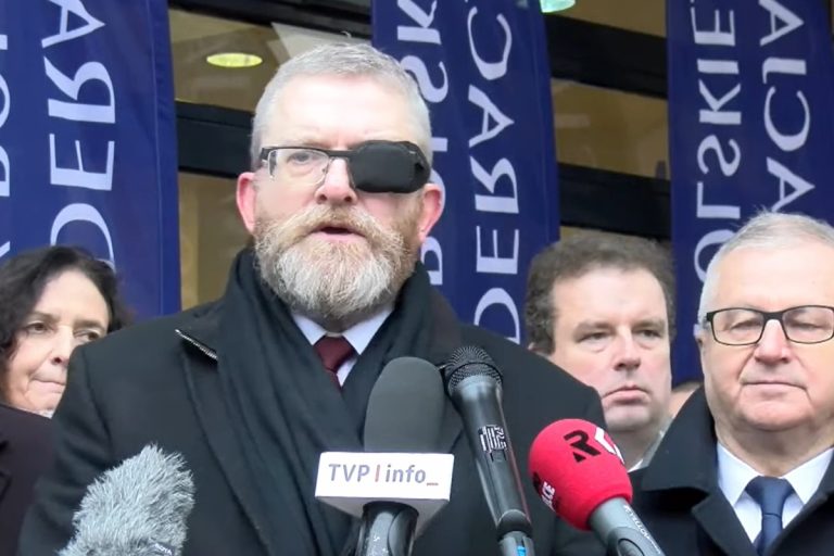 NCZAS.INFO | Grzegorz Braun i politycy Konfederacji Korony Polskiej podczas konferencji prasowej w Kielcach. Foto: print screen youtube