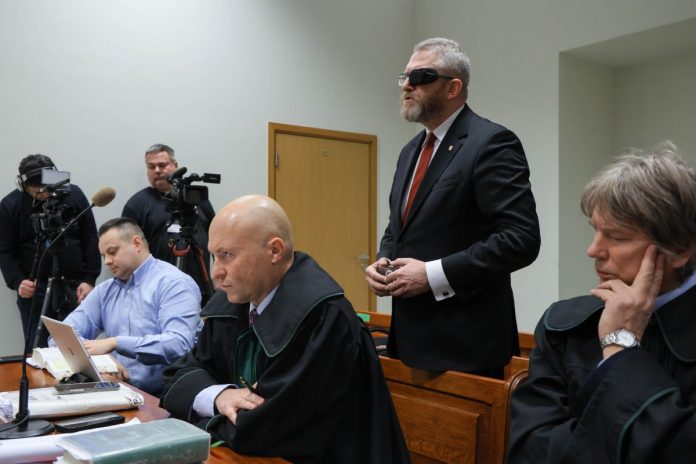 Grzegorz Braun w sądzie.