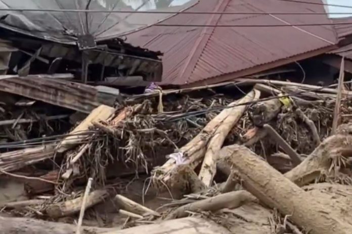 Tsunami uderzyło w Indonezję