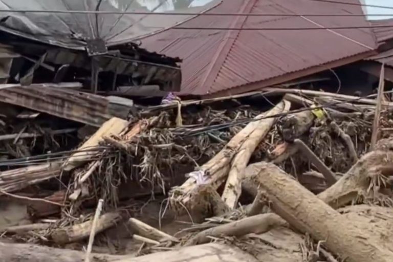 Tsunami uderzyło w Indonezję