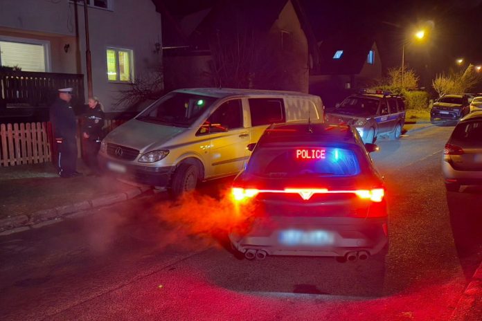 Policja na miejscu, gdzie znaleziono zwłoki 12-letniej dziewczynki.