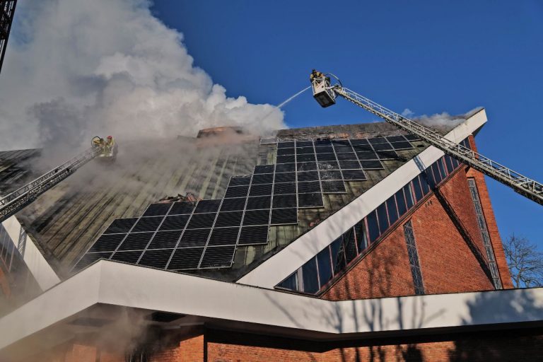 Pożar poddasza kościoła pw. Najświętszego Serca Pana Jezusa przy ul. Władysława Kunickiego w Lublinie. / Foto: PAP