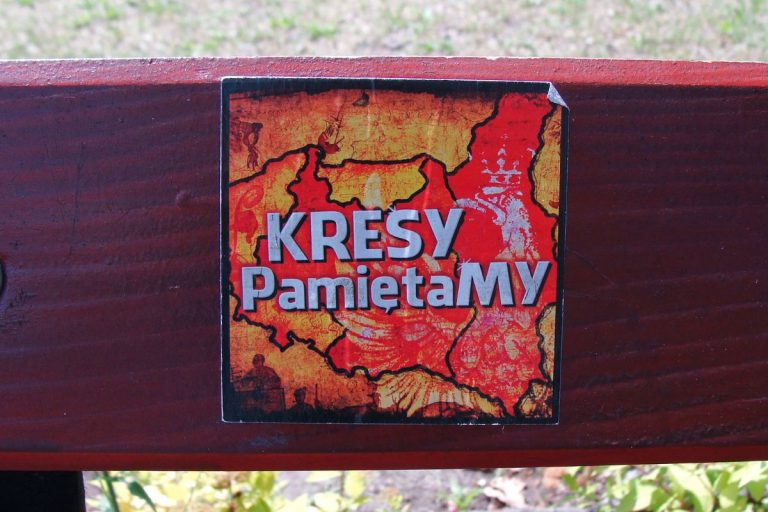 Wlepka "Kresy pamiętaMY" na ławce