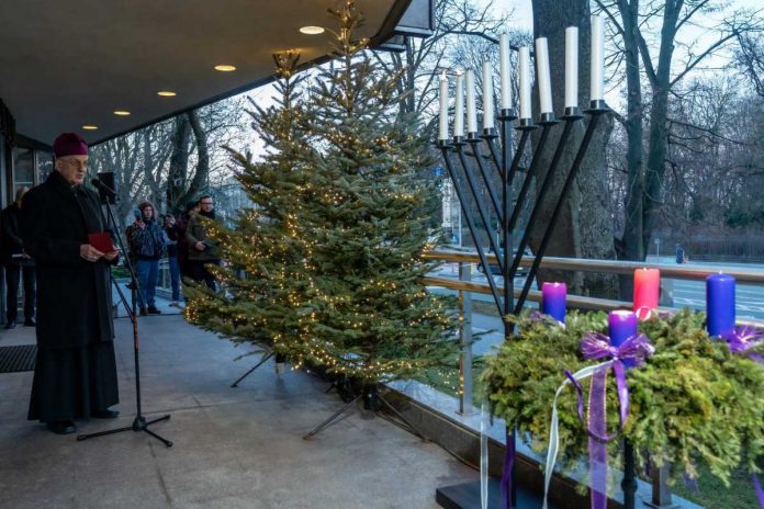 Zapalenie świec chanukowych i adwentowych przed KUL.