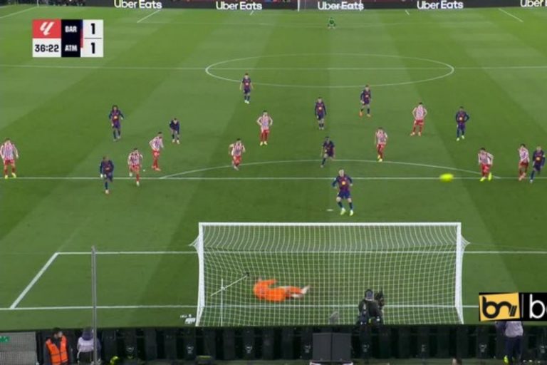 Robert Lewandowski spudłował z rzutu karnego.