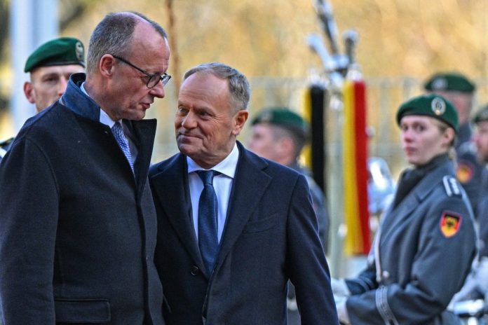Premier Donald Tusk i kanclerz Niemiec Friedrich Merz na dziedzińcu Urzędu Kanclerskiego w Berlinie, 1 grudnia 2025 r. / Foto: PAP