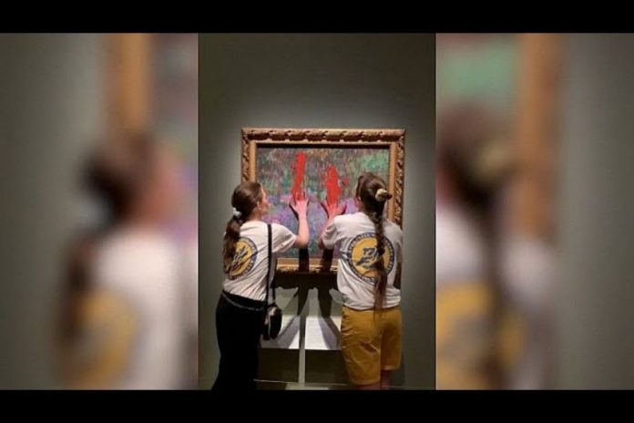 Ekoaktywiści niszczący obraz Claude'a Moneta.