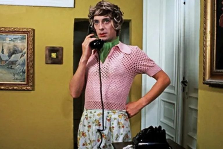 NCZAS.INFO | Bareja to przewidział. Wojciech Pokora jako Marysia. Kadr z filmu "Poszukiwany, poszukiwana. /Foto: screen