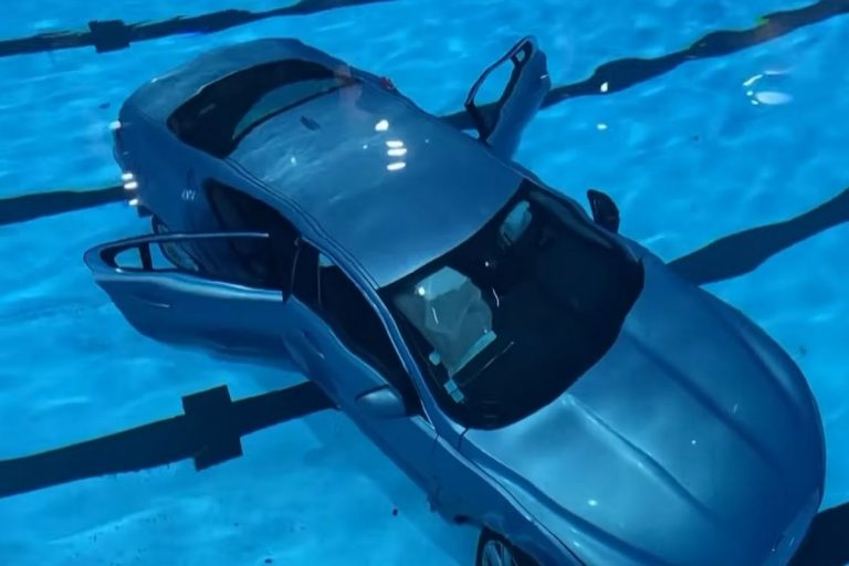 Samochód w basenie.