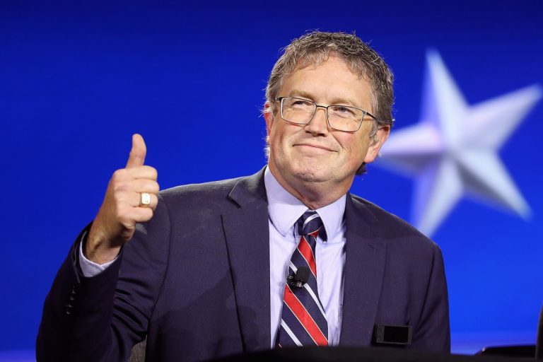 NCZAS.INFO | Członek Izby Reprezentantów Stanów Zjednoczonych z ramienia Partii Republikańskiej Thomas Massie. Foto: wikimedia/Gage Skidmore from Surprise, AZ, United States of America