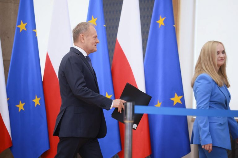 Premier Donald Tusk oraz minister zdrowia Jolanta Sobierańska-Grenda.