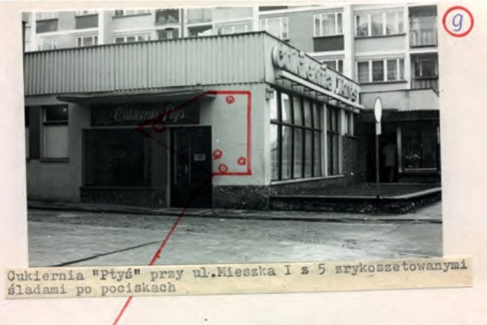 NCZAS.INFO | Zbrodnia lubińska. Materiały ze śledztwa IPN. Widoczne ślady po kulach na budynku cukierni 
