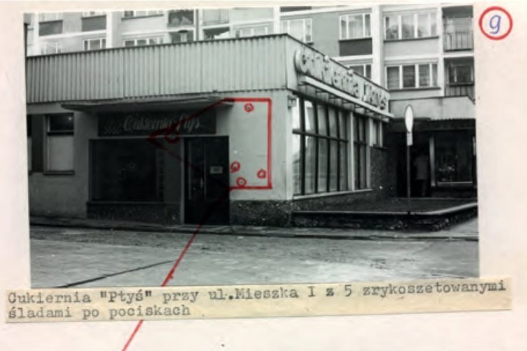 NCZAS.INFO | Zbrodnia lubińska. Materiały ze śledztwa IPN. Widoczne ślady po kulach na budynku cukierni "Ptyś". Źródło: ipn.gov.pl