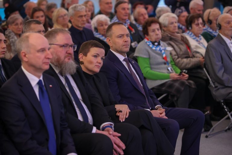 NCZAS.INFO | Brzezinka, 27.01.2026. Prezydent Karol Nawrocki (C), minister kultury i dziedzictwa narodowego Marta Cienkowska (C-L), sekretarz stanu w KPRP Wojciech Kolarski (L) oraz dyrektor Państwowego Muzeum Auschwitz-Birkenau dr Piotr Cywiński (2L) podczas głównych obchodów Międzynarodowego Dnia Pamięci o Ofiarach Holokaustu na terenie byłego KL Auschwitz II-Birkenau w Brzezince, 27 bm. Tego dnia 81 lat temu Armia Czerwona wyzwoliła obóz Auschwitz.