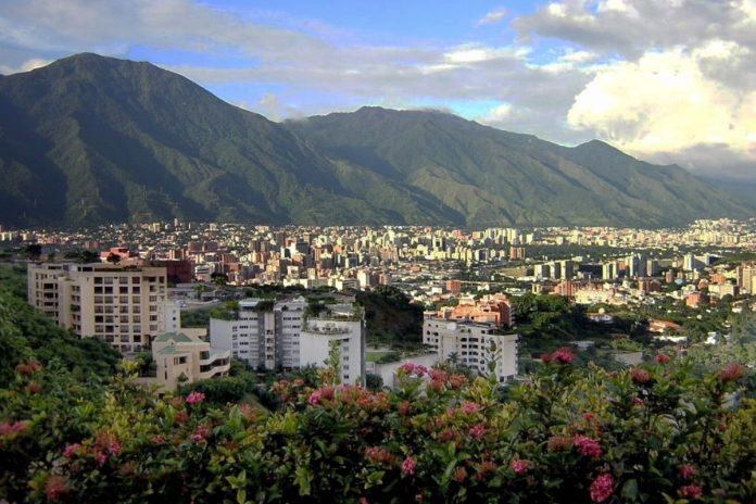 Wenezuela. Widok na wschodnie Caracas z punktu widokowego Valle Arriba