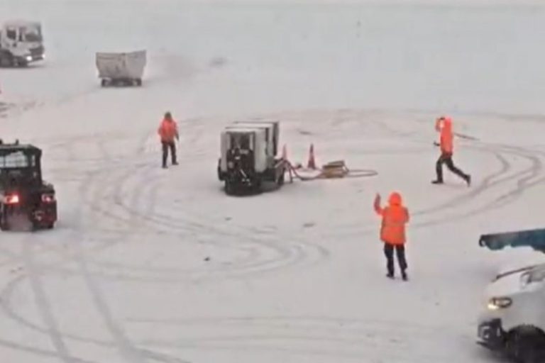 Pogodowy armagedon w Holandii. Setki lotów anulowane. Pracownicy lotniska Schiphol rzucający śnieżkami.