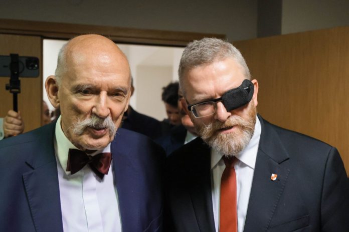 Grzegorz Braun (P) i prezes Partii Korwin Janusz Korwin-Mikke (L) na korytarzu Sądu Rejonowego dla Warszawy-Pragi Południe
