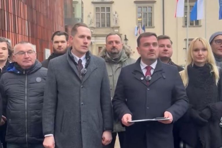 Konrad Berkowicz oraz Bartosz Bocheńczak podczas konferencji prasowej w Krakowie.