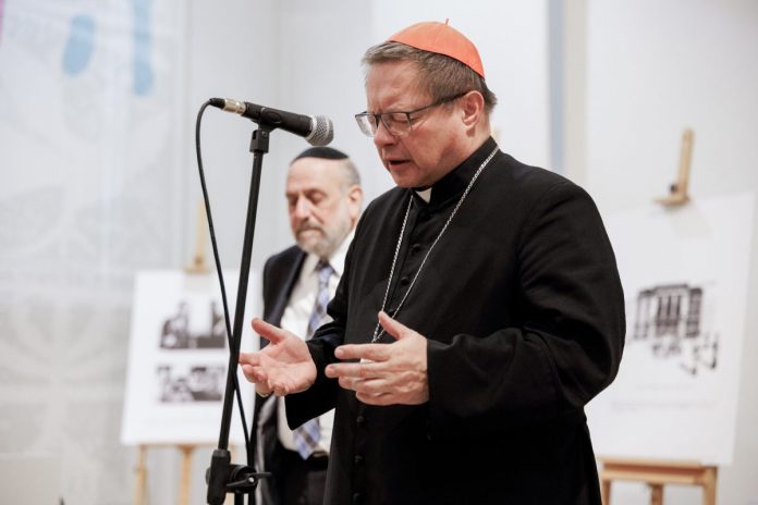 NCZAS.INFO | Metropolita krakowski kard. Grzegorz Ryś (P) i naczelny rabin Polski Michael Schudrich (L) podczas modlitwy za Żydów w Muzeum Żydów Mazowieckich w Płocku.