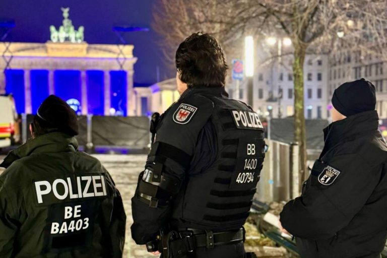 NCZAS.INFO | Policja pilnująca bawiących się przybyszów w Berlinie. Foto: Polizei Berlin Einsatz