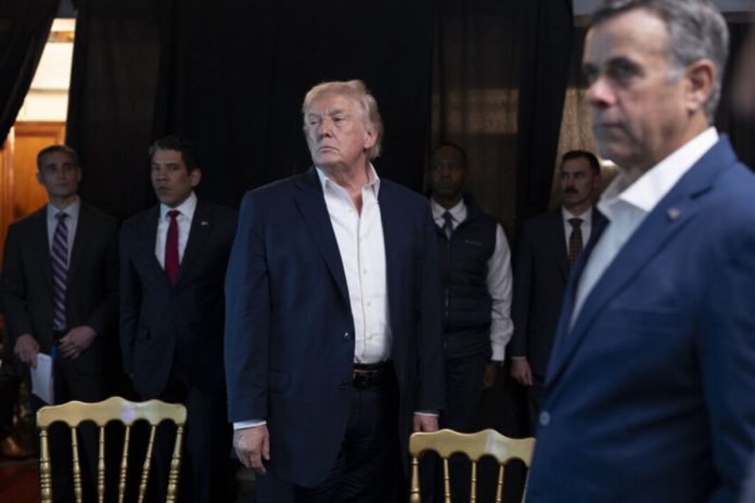 Donald Trump (na środku).