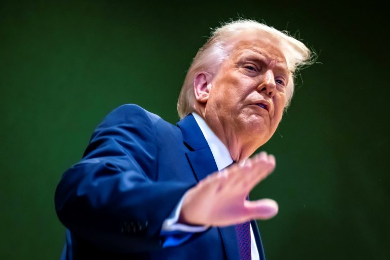 donald trump davos reka znamie siniak