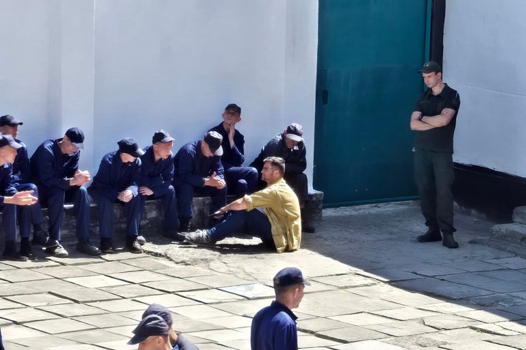 NCZAS.INFO | Michał Gołkowski podczas rozmów z rosyjskimi jeńcami wojennymi na Ukrainie. Foto: materiały prasowe