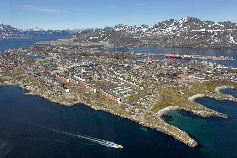 Miasto Nuuk - stolica Grenlandii.