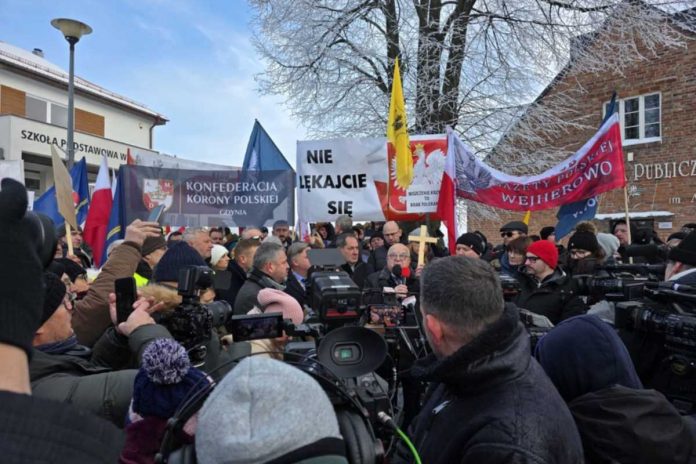 Protest przed szkołą w Kielnie po tym, gdy nauczycielka wyrzuciła krzyż do śmietnika.