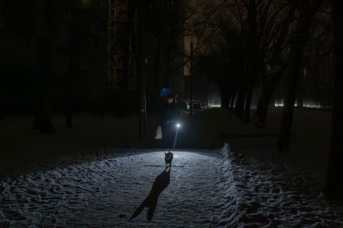 Pogrążony w ciemnościach Kijów