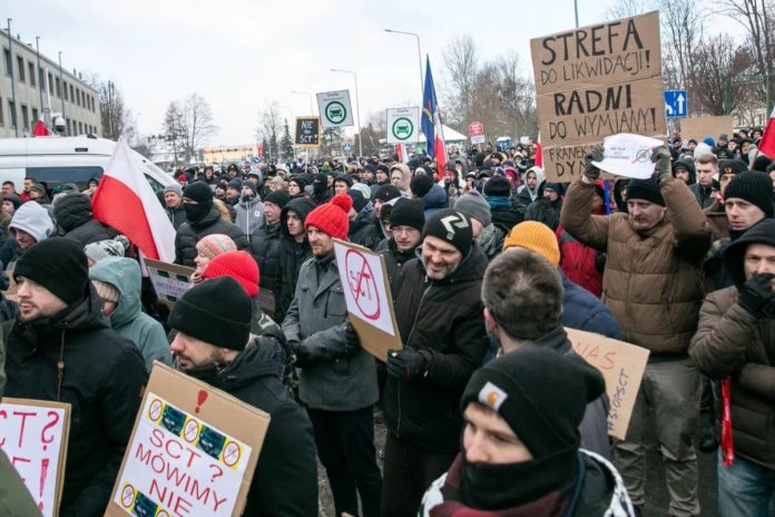 NCZAS.INFO | Protest przeciwko Strefie Czystego Transportu w Krakowie. Mieszkańcy chcą odwołania SCT i dymisji prezydenta miasta Aleksandra Miszalskiego. Foto: X/Bartosz Bocheńczak