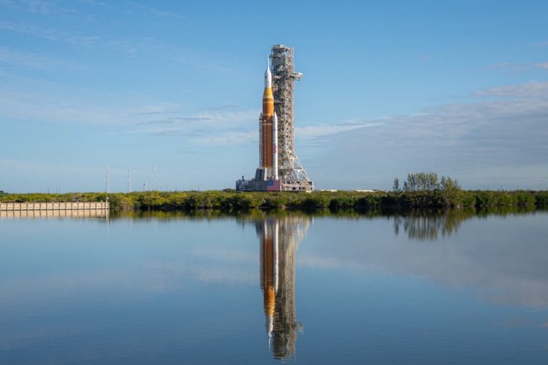 NCZAS.INFO | Ogromna rakieta NASA przeznaczona do misji Artemis II dotarła w niedzielę na stanowisko startowe w Kennedy Space Center na Florydzie. Foto: X/NASA Administrator Jared Isaacman