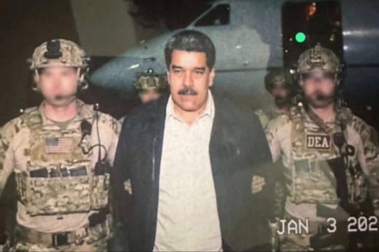 NCZAS.INFO | Komandosi Delta Force ze schwytanym prezydentem Wenezueli Nicolasem Maduro. Foto: materiały CIA