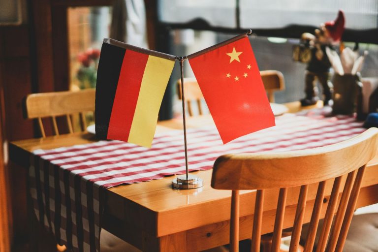 Flagi Niemiec oraz Chin.