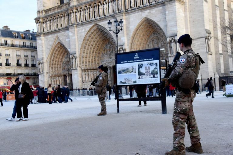 Paryż. Policjanci z bronią długą chronią plac przed katedrą Notre Dame.