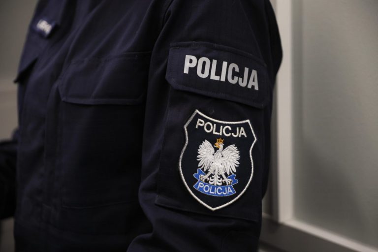 NCZAS.INFO | Emblemat Policji na mundurze - zdjęcie ilustracyjne
