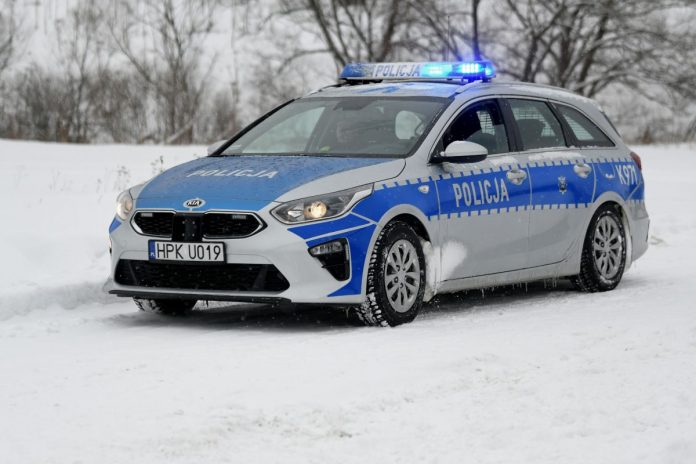 Policyjny radiowóz na śniegu.