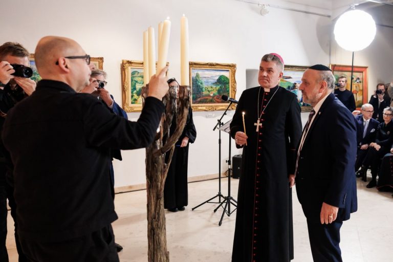 NCZAS.INFO | Abp poznański Zbigniew Zieliński odpalający menorę wraz z rabinem Michaelem Schudrichem.