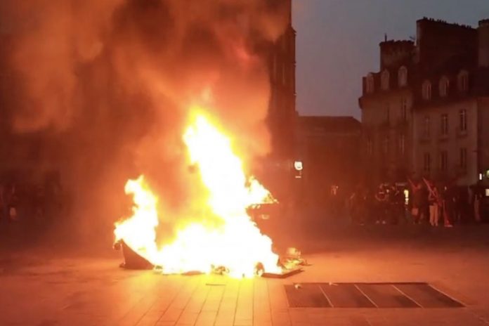 Sylwester we Francji i płonące pojazdy.