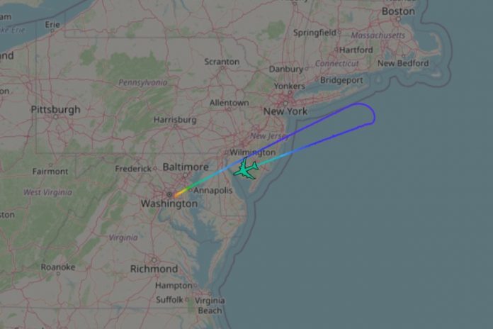 NCZAS.INFO | Samolot Air Force One z prezydentem Donaldem Trumpem na pokładzie zawrócił do bazy lotniczej Andrews pod Waszyngtonem w związku z „niewielkim problemem z elektroniką”. Obrazek ilustracyjny. Źródło; flightradar24