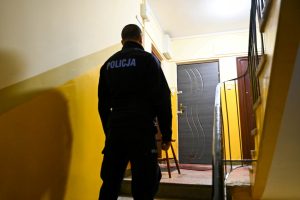 NCZAS.INFO | Policja przed drzwiami mieszkania w Ustce, w którym doszło do zabójstwa 26 stycznia wieczorem 44-letni funkcjonariusz SOP ranił nożem pięcioro członków swojej rodziny oraz siebie. W wyniku obrażeń zmarła 4-letnia dziewczynka. (jm) PAP/Piotr Kowala