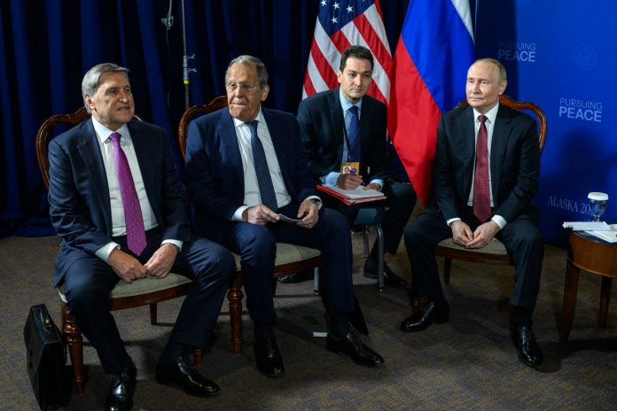 Jurij Uszakow, Dmitrij Pieskow oraz Władimir Putin.