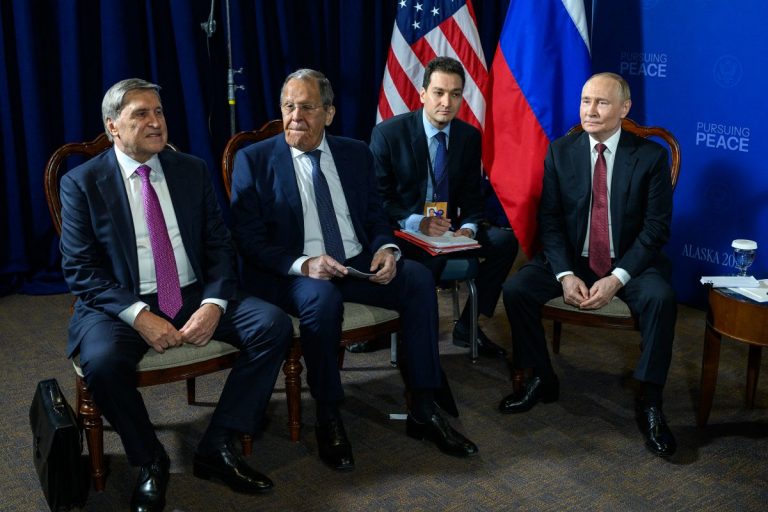 Jurij Uszakow, Dmitrij Pieskow oraz Władimir Putin.