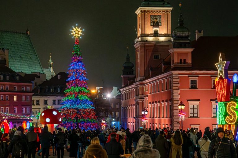 NCZAS.INFO | MIejska choinka na Placu Zamkowym w Warszawie. Zdjęcie ilustracyjne. Foto: X/Warszawa