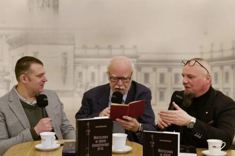 NCZAS.INFO | Od lewej: Marcin Rosołowski - historyk, Fundacja im. XBW Ignacego Krasickiego; Prof. Lech Królikowski – autor książki, historyk, badacz dziejów Warszawy i systemów obronnych; Piotr Maroński – reprezentujący Muzeum Niepodległości w Warszawie. Foto: fundacjaxbw.pl