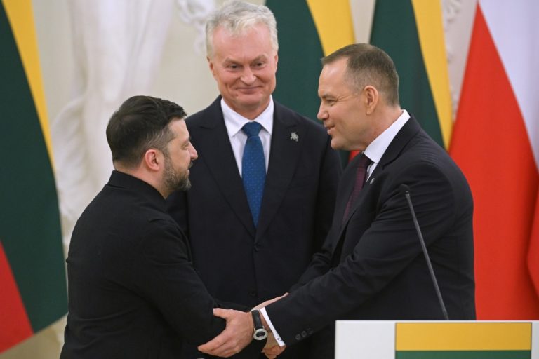 NCZAS.INFO | Wilno, Litwa, 25.01.2026. Prezydent RP Karol Nawrocki (P), prezydent Republiki Litewskiej Gitanas Nauseda (C) oraz prezydent Ukrainy Wołodymyr Zełenski (L) podczas spotkania z przedstawicielami mediów w Pałacu Prezydenckim w Wilnie. Foto: PAP