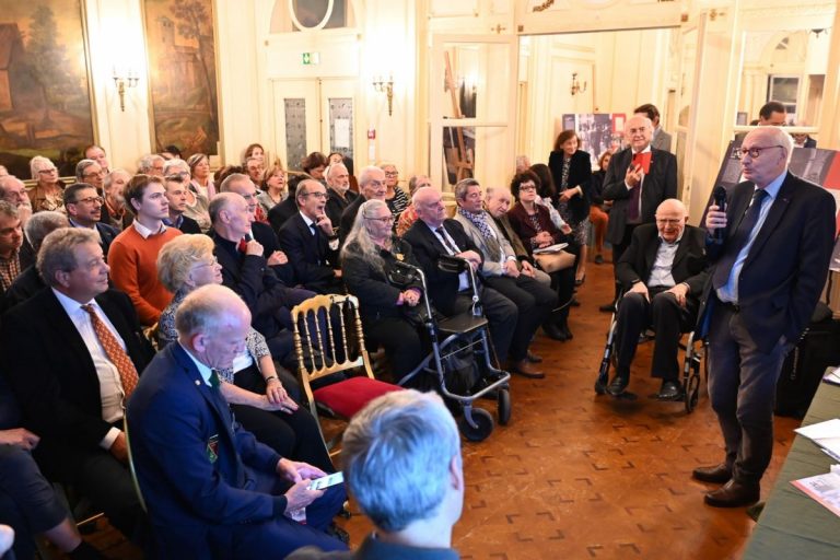 Wykład w SPK z udziałem prawnuka Marszałka Focha. Remy Foch siedzi na wózku.