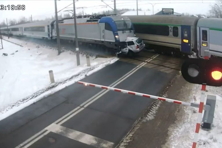 Wypadek na przejeździe kolejowym w Błoniu.