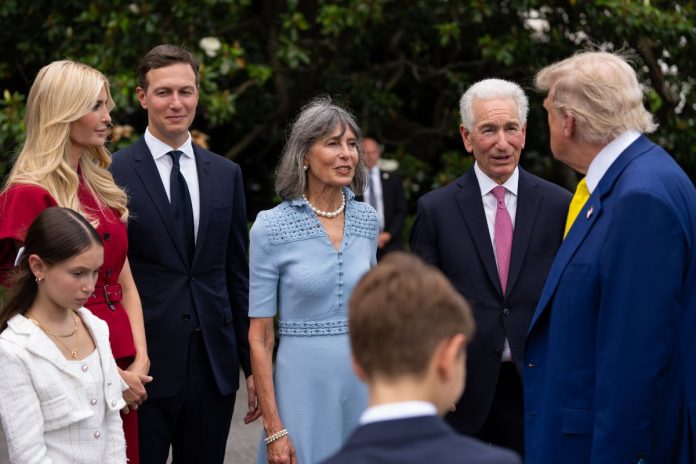 Charles Kuschner (obok Donalda Trumpa) wraz z rodziną w Białym Domu.