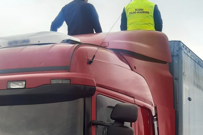 Niemcy podrzucają Polsce śmieci.